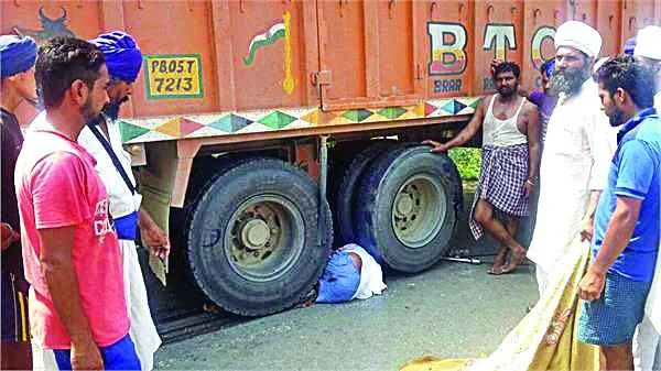 तेज रफ्तार ट्राले ने बुजुर्ग को रौंदा
