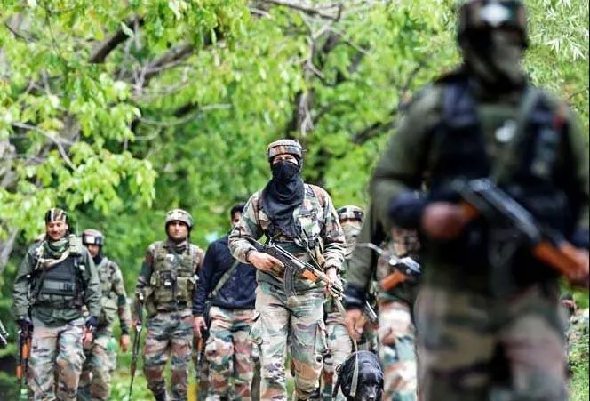 सेना के काफिले पर आतंकी हमला, दो जवान घायल