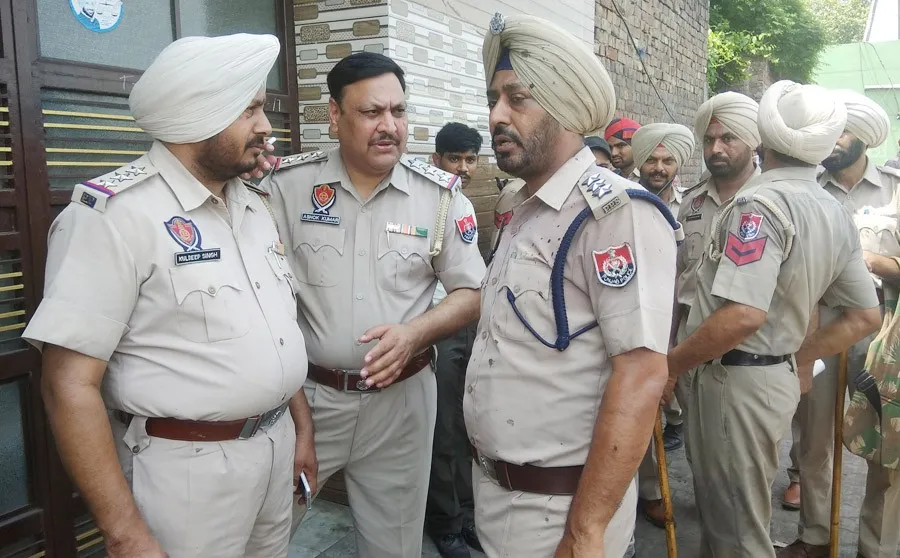 रेलवे स्टेशन पर पुलिस व मजदूर भिड़े