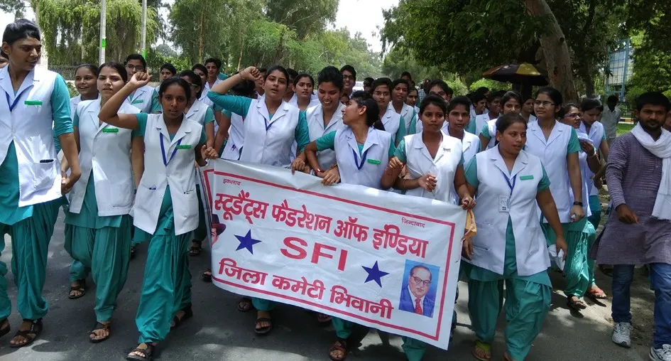रिजल्ट की मांग को लेकर सड़कों पर उतरी नर्सिंग छात्राएं