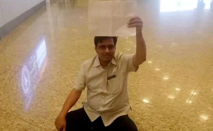 मुंबई: एयरपोर्ट पर नमाज पढ़ने को लेकर बवाल