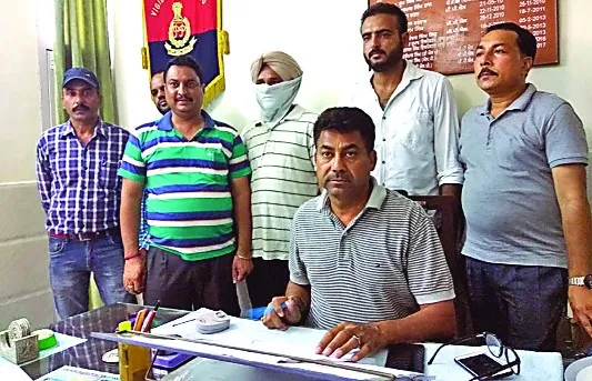 सभा का सचिव रिश्वत लेते काबू