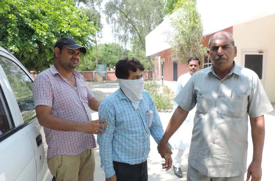 रिश्वत लेते लाईनमैन रंगे हाथों काबू