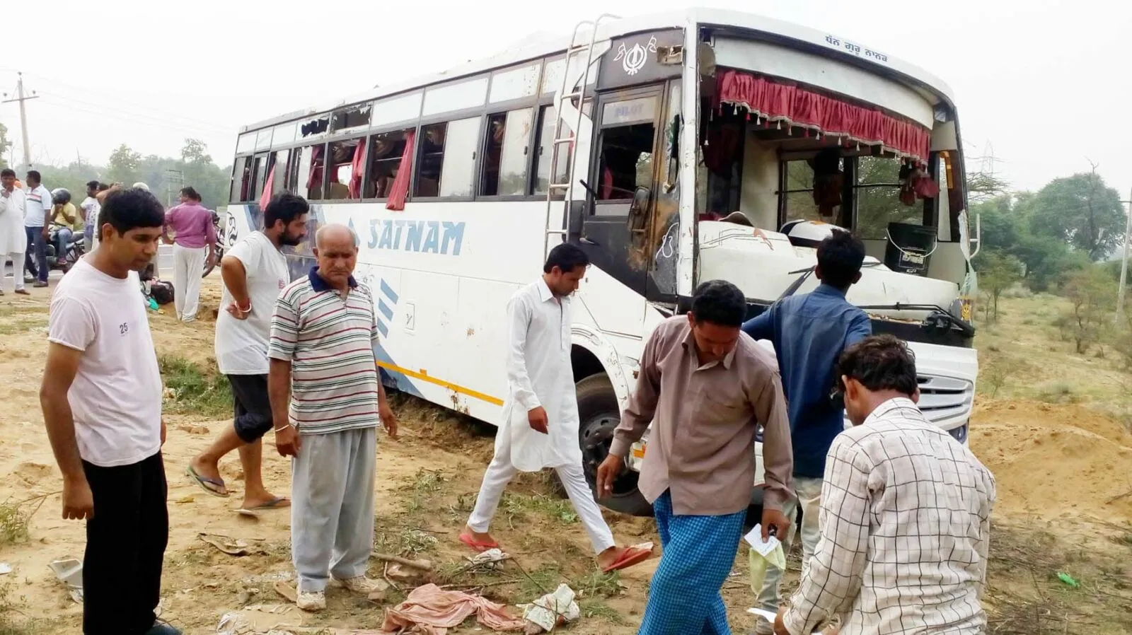 डिवाईडर से टकराकर पलटी बस, एक की मौत, 30 घायल