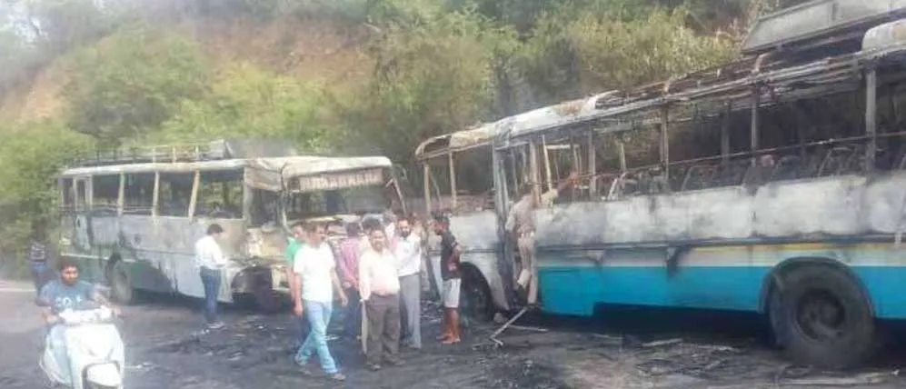 भिड़ंत के बाद दो बसें जलकर खाक