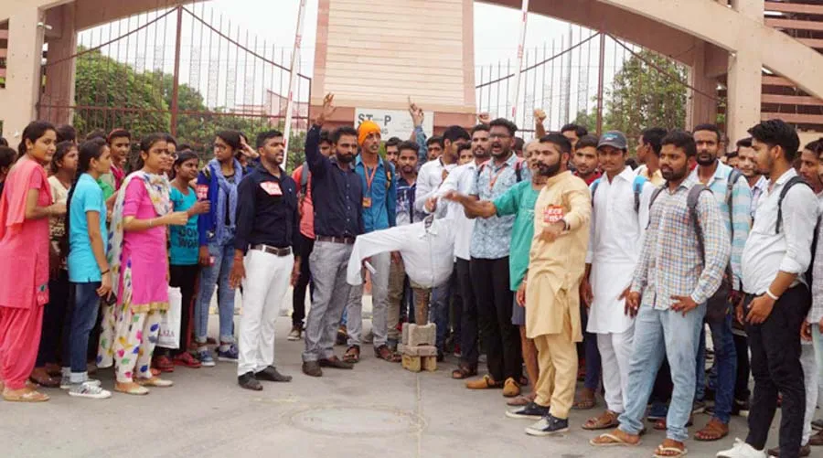 छात्र संगठनों ने निकाली शव यात्रा, फूंका पुतला