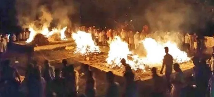मातम: एक साथ जली पांच भाइयों की चिताएं