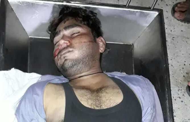 दो ट्रेन इंजन की शंटिंग के दौरान बीच में फंसने से कर्मचारी की मौत