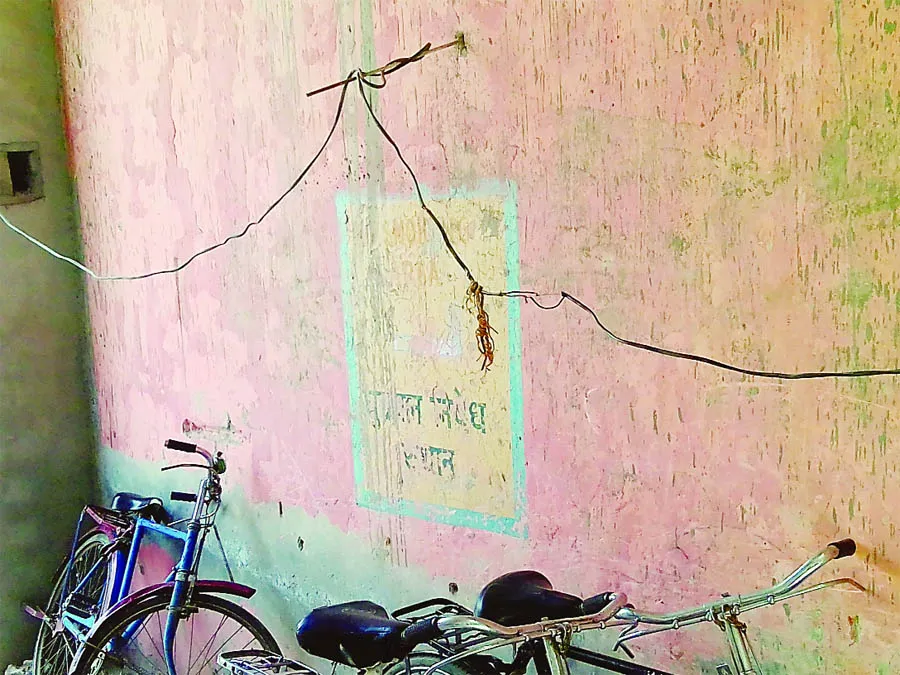 स्कूल में चल रहा था बिजली चोरी का खेल