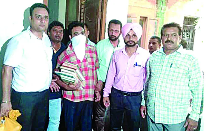 खुद को एसडीएम का स्टैनो बताकर लेता था रिश्वत, पकड़ा