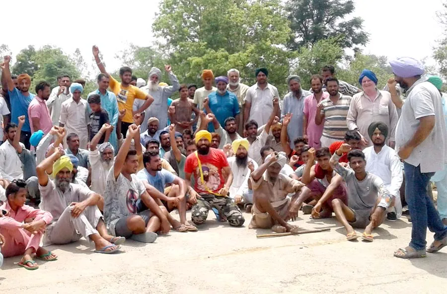 किसानों ने लगाया जाम, विभाग को कोसा