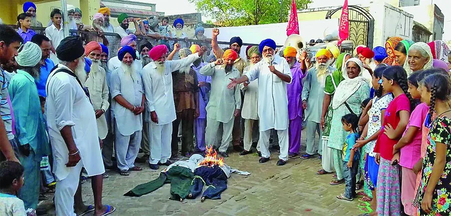 किसानों ने फूंका कैप्टन सरकार का पुतला