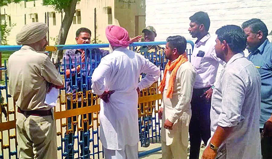 पाकिस्तानी नागरिकों से बातचीत करने पर दो किसान गिरफ्तार