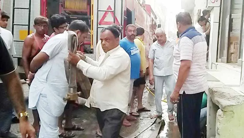 धूं-धूं कर जला होलसेल का गोदाम