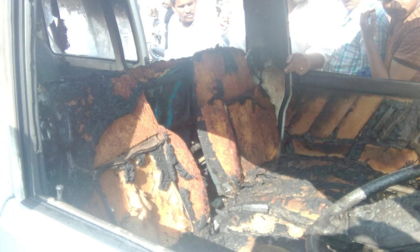 मारूति वैन को लगी आग, पांच झुलसे