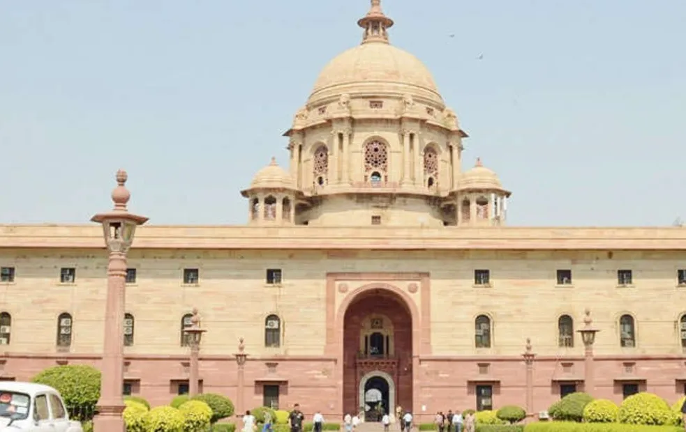 नौकरशाहों का बड़ा फेरबदल: सरकारी विभागों में 35 सचिव