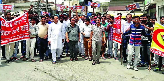 जीएसटी : सड़कों पर उतरे कपड़ा व्यापारी