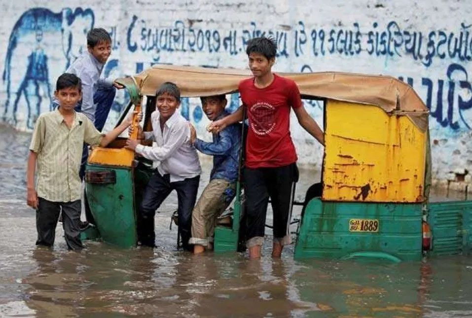 गुजरात में बारिश के बाद आई बाढ़, चार लोगों की मौत