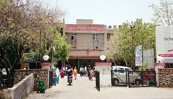 प्रसव पीड़ा से कराह रही महिला को अस्पताल से निकाला