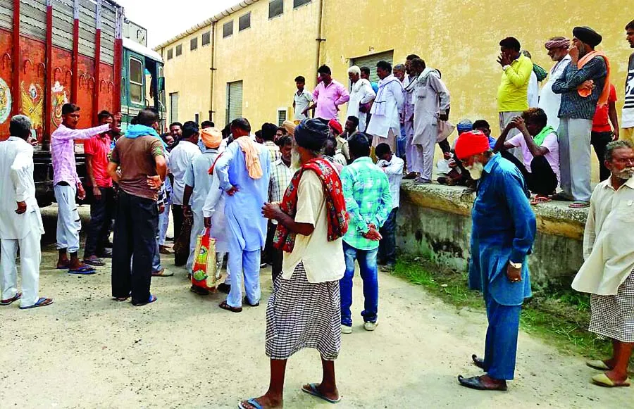 गोदामों में लेबर यूनियन ने किया हंगामा