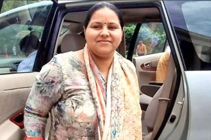 ब्लैक से व्हाइट का खेल, लालू की बेटी-दामाद से ED की  पूछताछ जारी