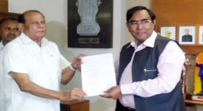 गुजरात में बिखर रही कांग्रेस, 3 और विधायकों ने दिया इस्तीफा