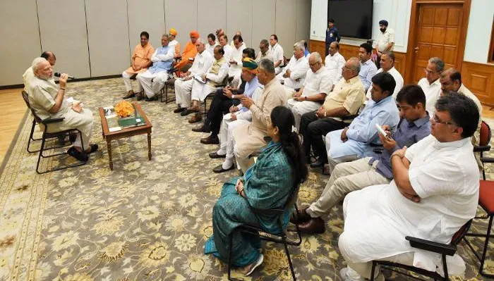 प्रदेश के सांसदों से मिले मोदी