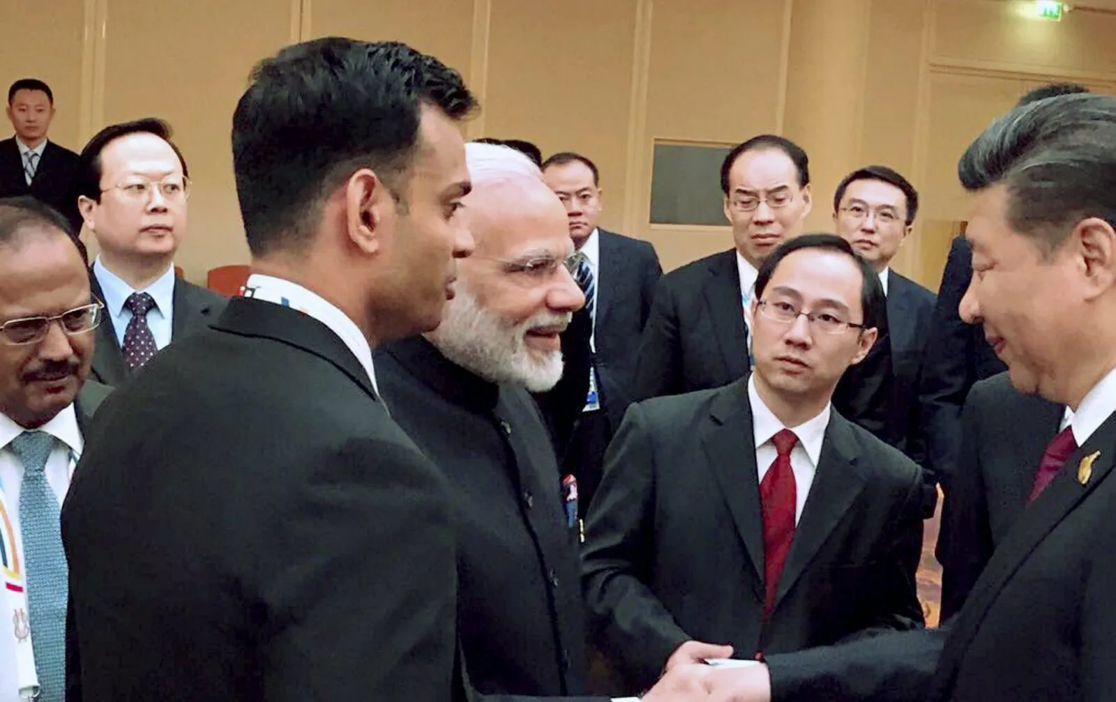 मोदी और जिनपिंग ने मिलाया हाथ