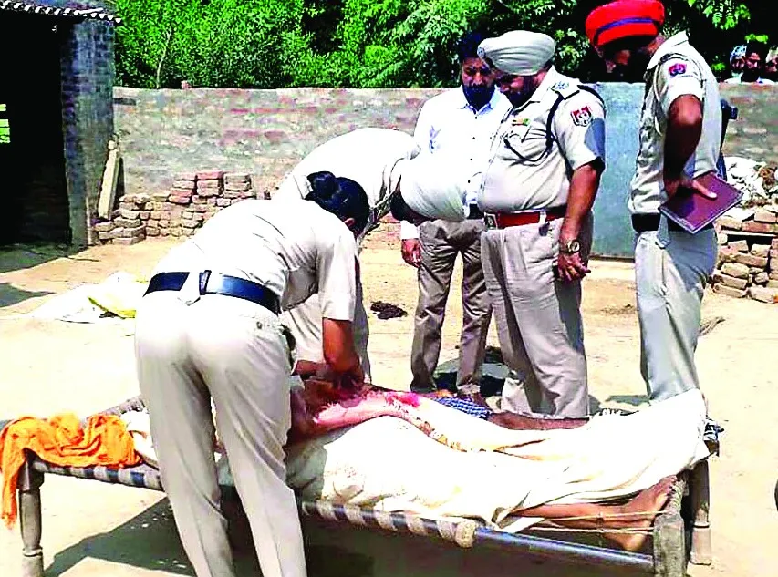 गोली मारकर पत्नी और साथी की हत्या
