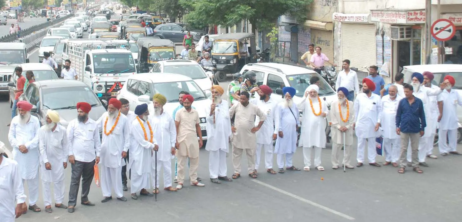 सड़कों पर उतरे स्वतंत्रता सेनानियों के परिवार