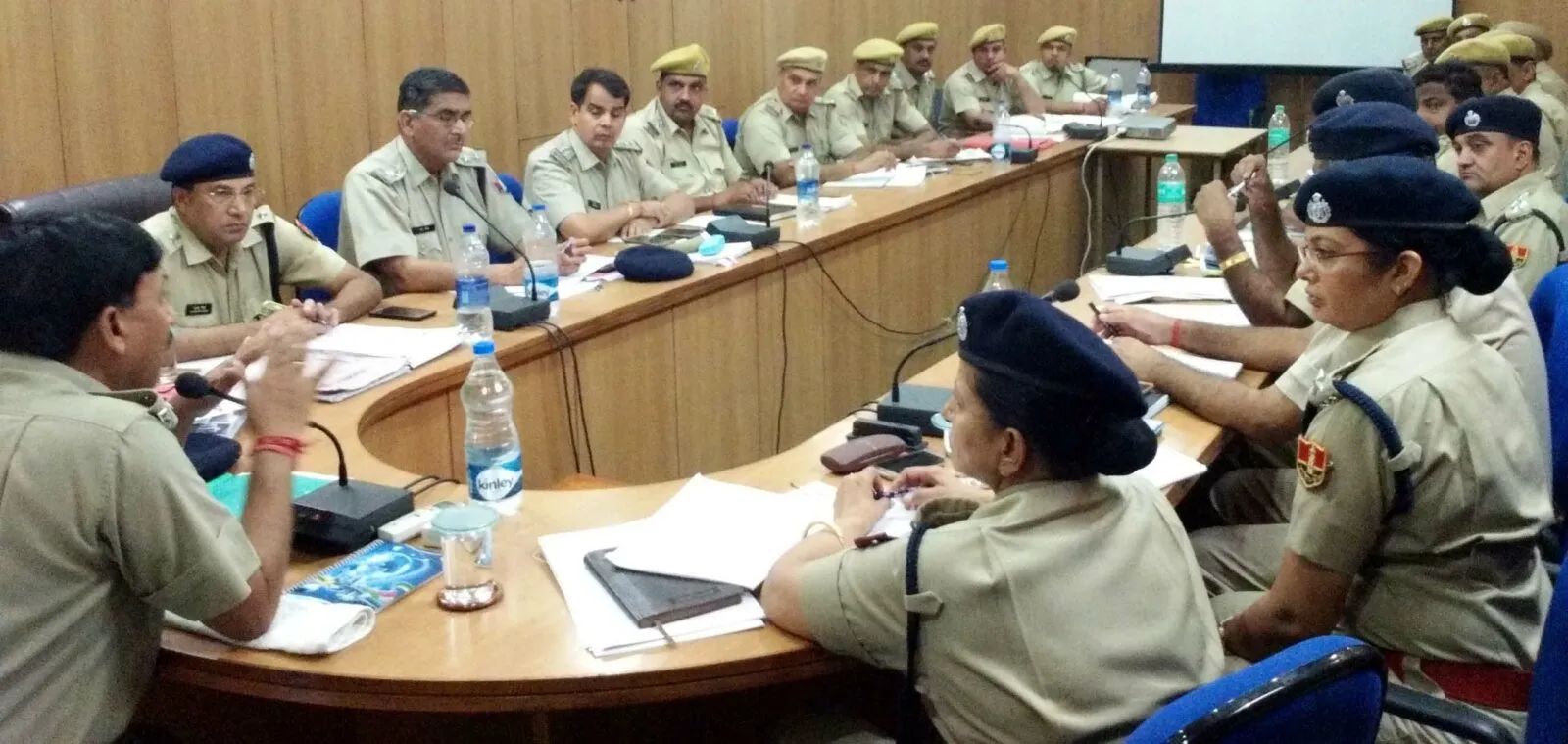 क्राइम मीटिंग में पुलिसकर्मियों की लगाई क्लास