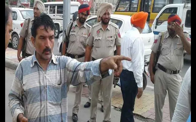 बदमाशों ने फायरिंग कर लूटे 8.84 लाख