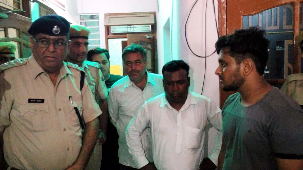 बंधक बना लूट ले गए हजारों की नकदी