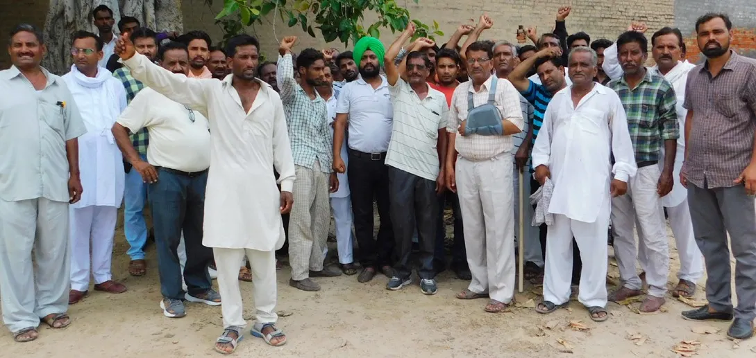 कर्मचारियों ने एक्सईएन के विरुद्ध किया प्रदर्शन