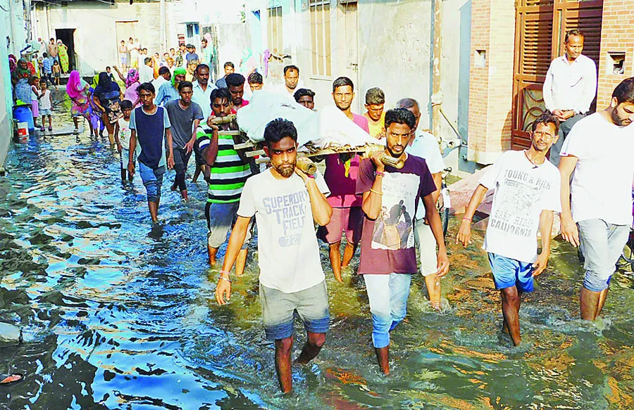परिजनों ने 15 घंटे तक दूषित पानी में ही रखा शव