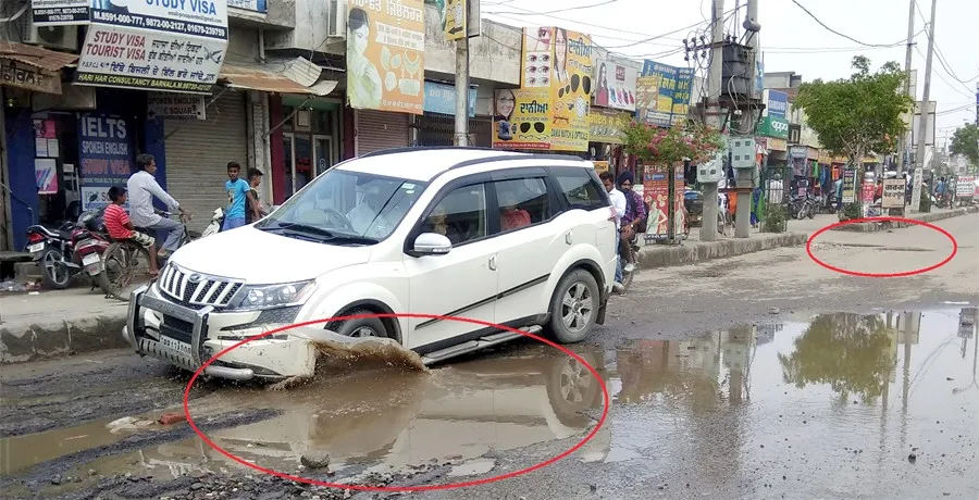 खड़े बरसाती पानी से सड़कों में पड़े गड्ढ़े