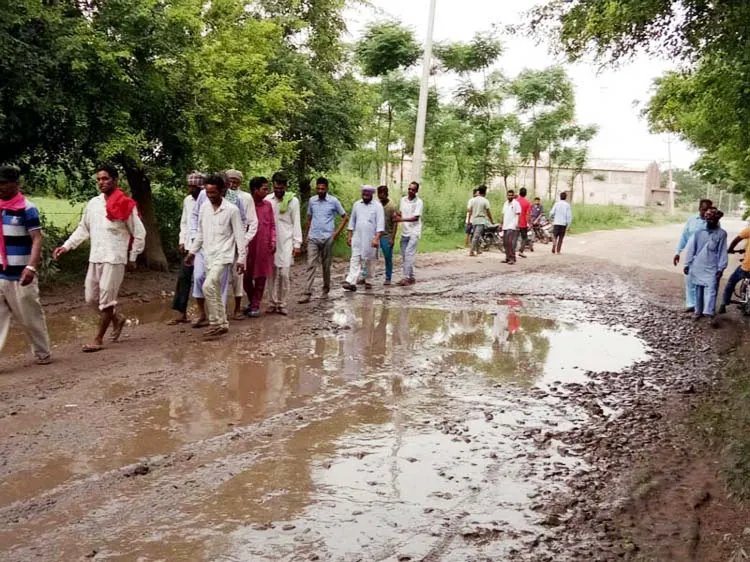 सड़क की खस्ता हालत के कारण राहगीर परेशान
