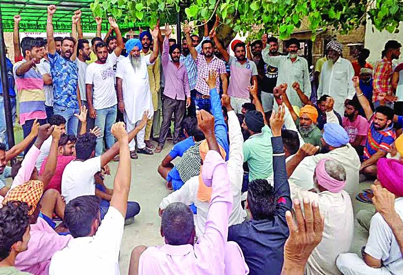 विकास कार्यों को लेकर ग्रामीण व सरपंच आमने-सामने