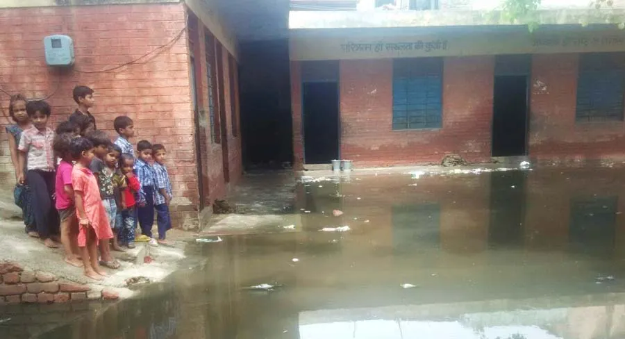 अभिभावकों ने स्कूल में जड़ा ताला