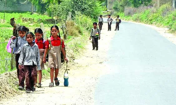 उद्घाटन के इंतजार में स्कूल की नई इमारत