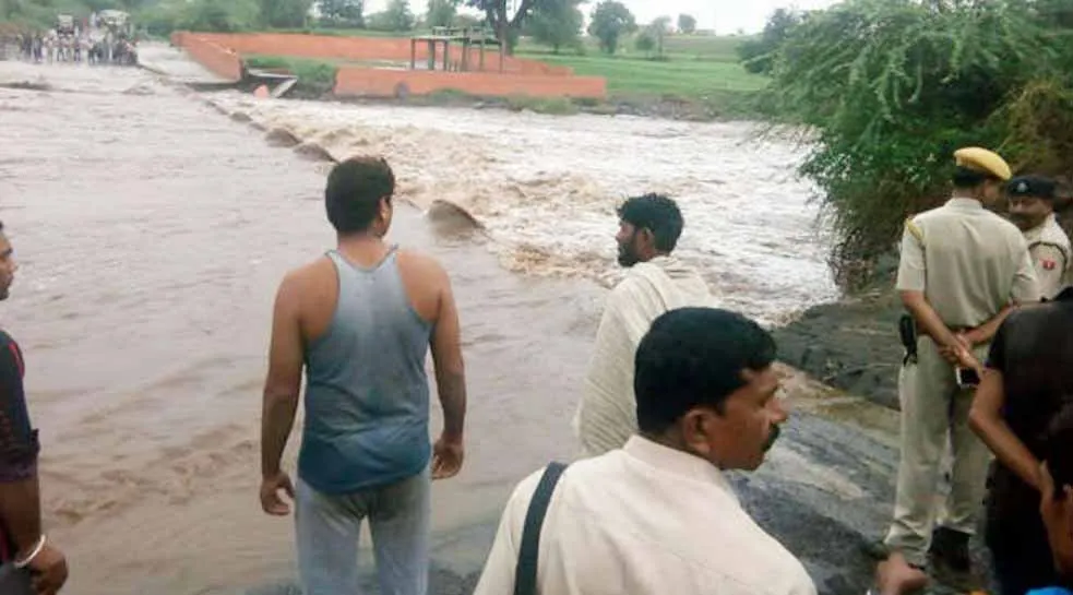 नदी के तेज बहाव में बह गए एसडीएम