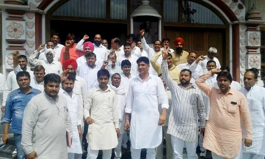 सरपंचों ने सरकार के खिलाफ खोला मोर्चा