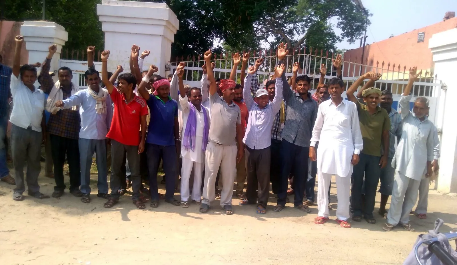 चमक बिखेरने वाली स्पिनिंग मिल में लॉक आऊट