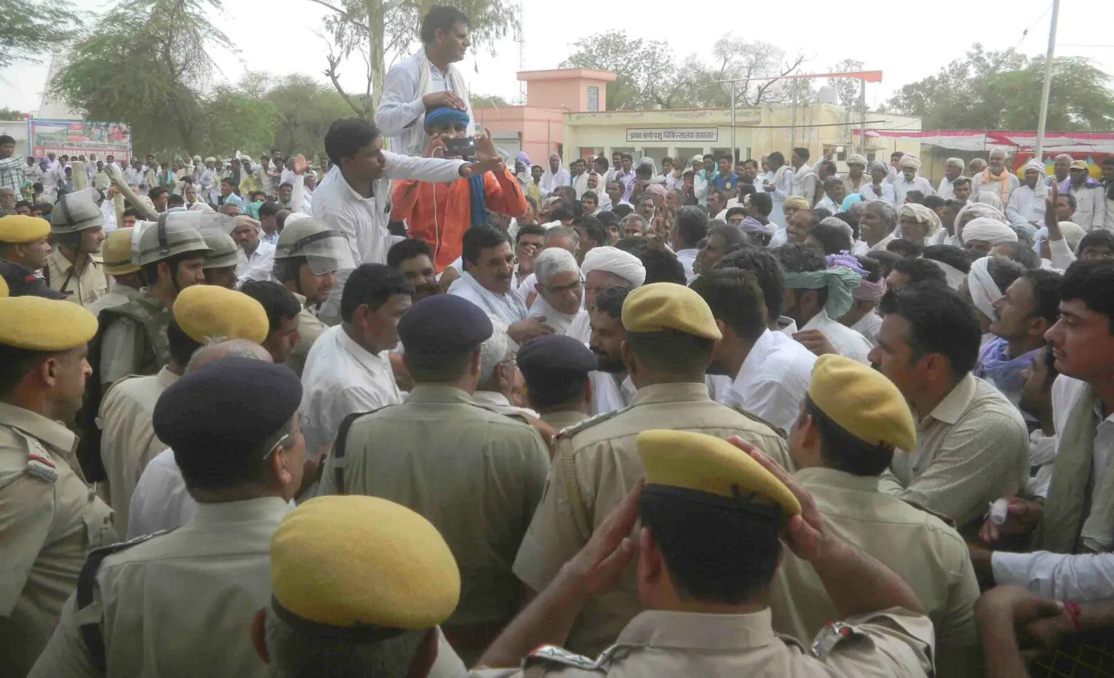 विरोध: किसान सभा आयोजित , अधूरी सूईं ब्रांच निर्माण को लेकर प्रदर्शन