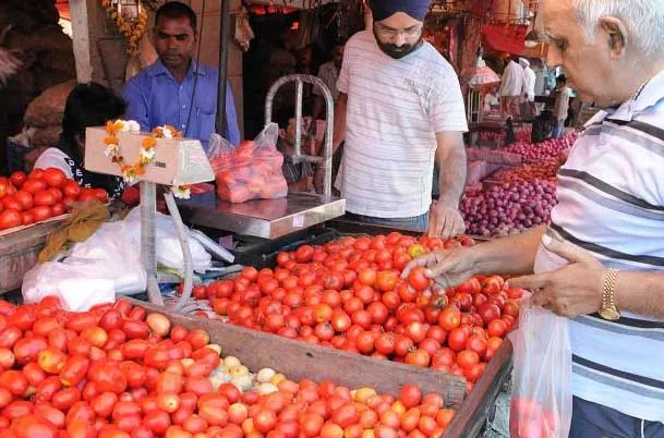 टमाटरों के बढ़े भाव से बिगड़ा सब्जी का जायका