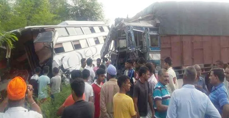 कंडक्टर की मौत, 25 यात्री घायल, तीन गंभीर
