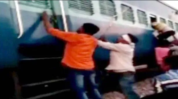 यूपीः चलती ट्रेन में मुस्लिम परिवार पर भीड़ का हमला