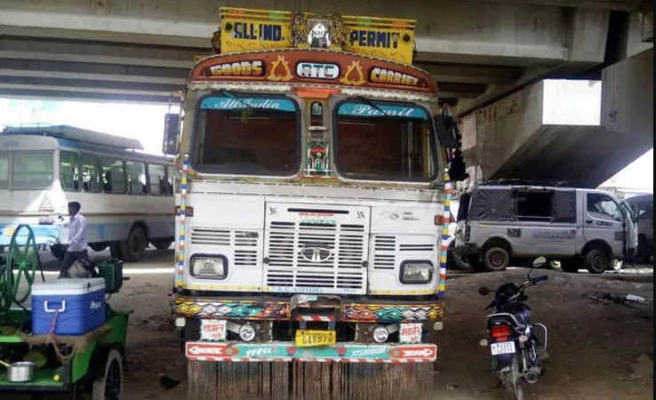 बाहर सो रहे परिवार को ट्रक ने कुचला, एक बच्चे की मौत