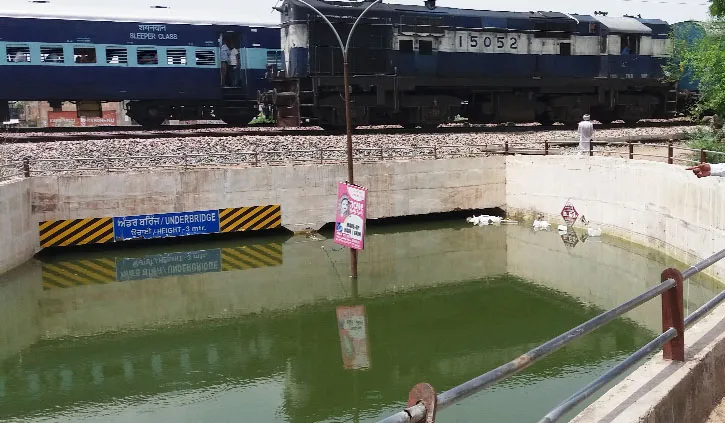 अंडर ब्रिज में जमा पानी ने बढ़ाई समस्याएं