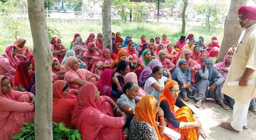 मांगों को लेकर डीसी कार्यालय पर आंगनवाड़ी वर्करों का प्रदर्शन